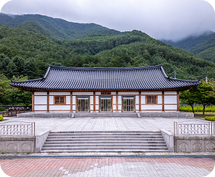 산을 배경으로 자리한 왕산 도농교류센터 정면