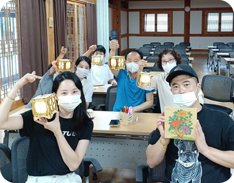 직접 만든 자작나무등을 들어 보이는 참가자들